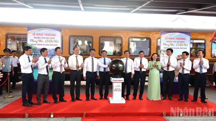 Các đại biểu thực hiện nghi thức khai trương đoàn tàu du lịch mới tại miền trung. (Ảnh: HƯƠNG GIANG)