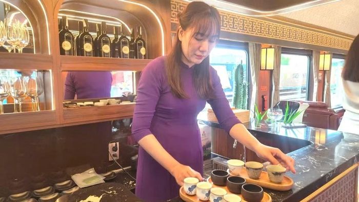 Một quầy phục vụ trên đoàn tàu. (Ảnh: HƯƠNG GIANG)