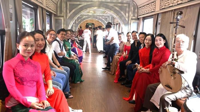 Hành khách trải nghiệm dịch vụ trên đoàn tàu du lịch. (Ảnh: HƯƠNG GIANG)