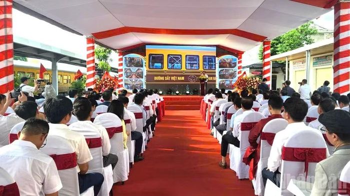 Lễ khai trương đoàn tàu du lịch HQ1/HQ2 diễn ra trong tiết trời rất đẹp cuối tháng 8 tại phố biển Đồng Hới. (Ảnh: HƯƠNG GIANG)