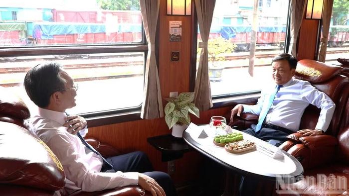 Thứ trưởng Xây dựng Nguyễn Danh Huy (bên phải) và Phó Chủ tịch Ủy ban nhân dân tỉnh Quảng Trị Hoàng Xuân Tân trải nghiệm đoàn tàu. (Ảnh: HƯƠNG GIANG)