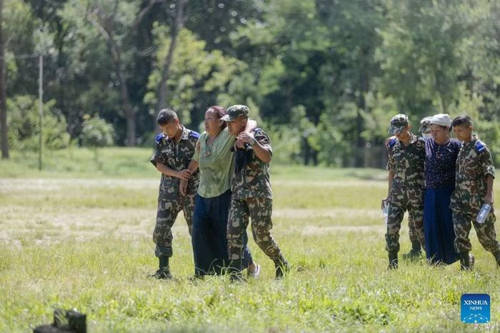 Các binh sĩ di chuyển người bị thương sau trận lũ quét nghiêm trọng tại Nuwakot, Nepal, ngày 27/8/2026. (Ảnh: Tân Hoa Xã)