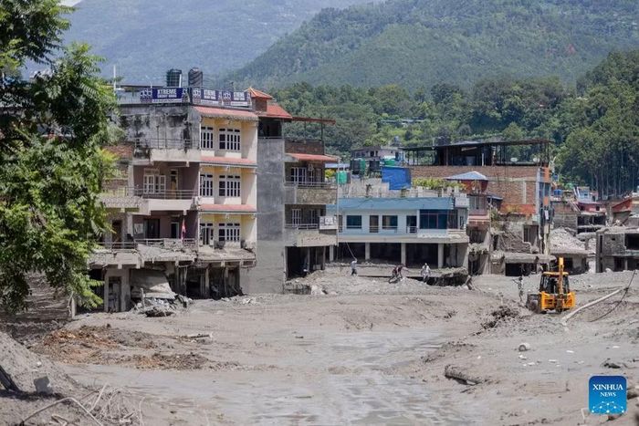Bức ảnh chụp ngày 27/8/2026 cho thấy quang cảnh tại Nuwakot, Nepal, sau trận lũ quét nghiêm trọng. Thiên tai ập đến vào chiều hôm trước, sau khi một khối sông băng sụp đổ, kéo theo dòng bùn, đất đá và nước tràn xuống khu vực biên giới Nepal-Trung Quốc. (Ảnh: Tân Hoa Xã)