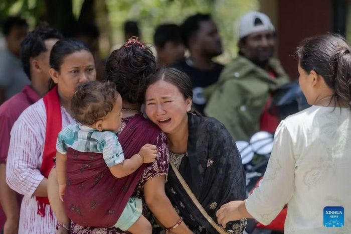 Người dân chờ đợi thông tin về những người thân mất tích sau trận lũ quét. Cảnh sát Nepal kêu gọi các gia đình bị ảnh hưởng bởi thảm họa đến đồn cảnh sát gần nhất và cung cấp thông tin, tài liệu liên quan những người mất tích. (Ảnh: Tân Hoa Xã)