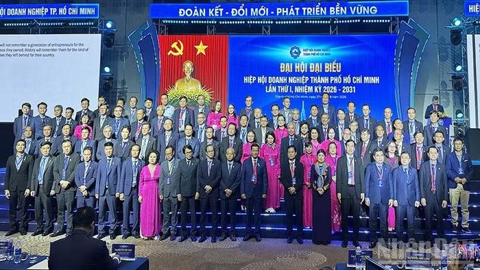 Ban Chấp hành Hiệp hội Doanh nghiệp Thành phố Hồ Chí Minh nhiệm kỳ 2026-2031 ra mắt. (Ảnh: HOÀNG LIÊM)