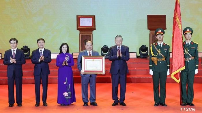 Tổng Bí thư, Chủ tịch nước Tô Lâm trao tặng Huân chương Lao động hạng Nhất cho Đảng bộ, Chính quyền và nhân dân thành phố Quảng Ninh. (Ảnh: TTXVN)