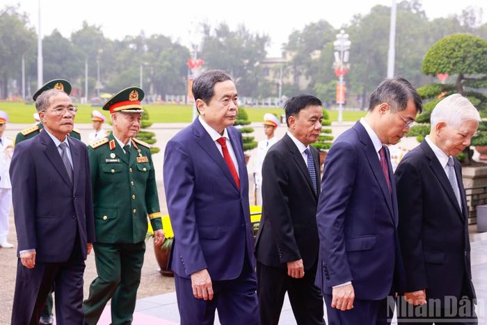 Các đồng chí lãnh đạo, nguyên lãnh đạo Đảng, Nhà nước vào Lăng viếng Chủ tịch Hồ Chí Minh.