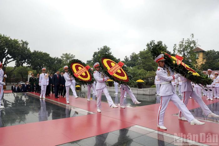 Các đồng chí lãnh đạo, nguyên lãnh đạo Đảng, Nhà nước đến đặt vòng hoa tại Đài tưởng niệm các Anh hùng liệt sĩ.