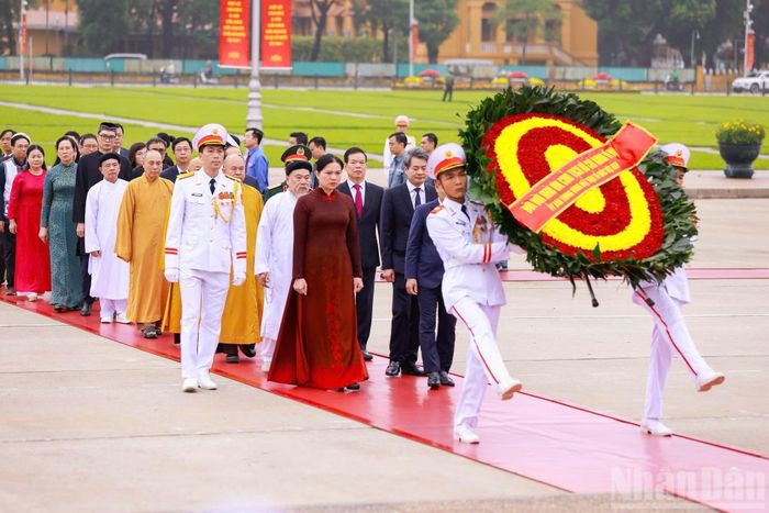 Đoàn đại biểu Ủy ban Trung ương Mặt trận Tổ quốc Việt Nam đặt vòng hoa và vào Lăng viếng Chủ tịch Hồ Chí Minh.