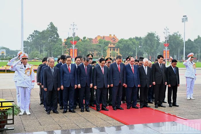 Các đồng chí lãnh đạo, nguyên lãnh đạo Đảng, Nhà nước tưởng nhớ Chủ tịch Hồ Chí Minh.