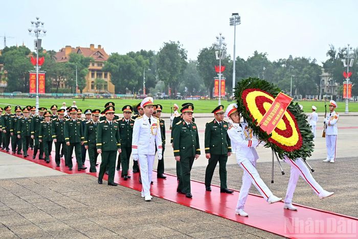 Đoàn đại biểu Quân ủy Trung ương - Bộ Quốc phòng đặt vòng hoa và vào Lăng viếng Chủ tịch Hồ Chí Minh.