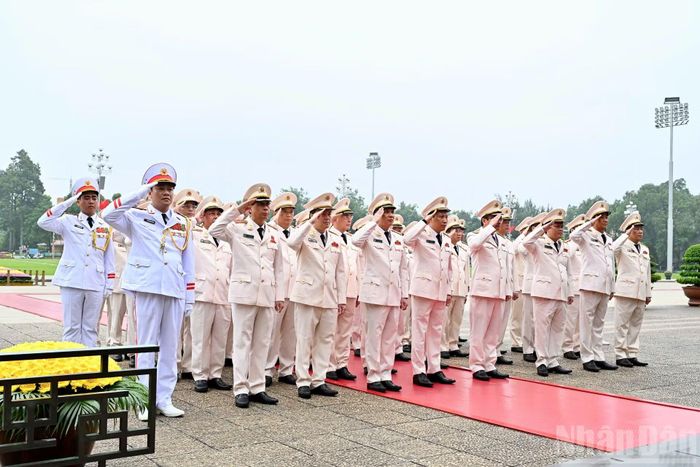 Đoàn đại biểu Đảng ủy Công an Trung ương - Bộ Công an tưởng nhớ Chủ tịch Hồ Chí Minh.