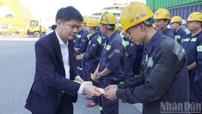 Ông Trần Lê Tuấn, Bí thư Đảng ủy, Tổng Giám đốc Cảng Đà Nẵng thăm và tặng quà công nhân tại ca làm việc cuối cùng của năm Ất Tỵ