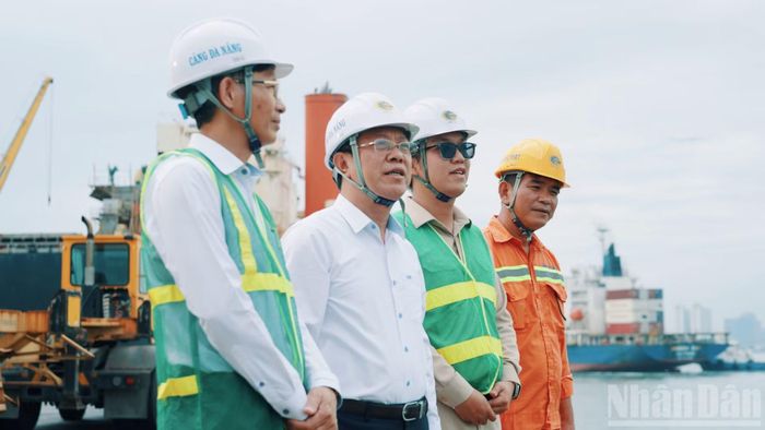 Ông Lê Quảng Đức, Phó Bí thư Đảng ủy, Phó Tổng Giám đốc Cảng Đà Nẵng trao đổi với cán bộ, người lao động tại cầu Tiên Sa 4.