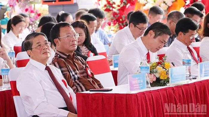 Các đại biểu tham dự lễ khởi công. (Ảnh: QV)