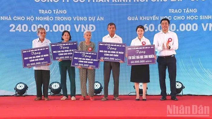 Chủ đầu tư dự án trao tặng quà cho nhân dân và học sinh khó khăn trong vùng dự án. (Ảnh: QV)