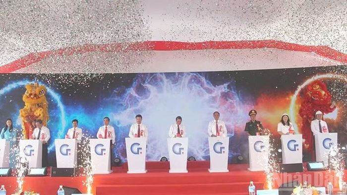Các đại biểu ấn nút khởi công Dự án Khu công nghiệp Tam Anh 1. (Ảnh: QV)