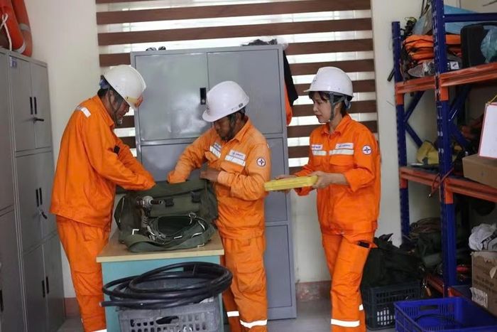 Nhân viên Điện lực Lào Cai kiểm tra, chuẩn bị vật tư, trang thiết bị an toàn và phương án xử lý sự cố, sẵn sàng ứng trực 24/24 giờ. (Ảnh: TÂM THỜI)
