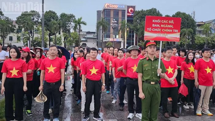 Năm 2025 các tầng lớp nhân dân đã tập trung, tham gia hoạt động đi bộ nhằm lan tỏa lối sống xanh, giảm phát thải. (Ảnh: Mai Luận)