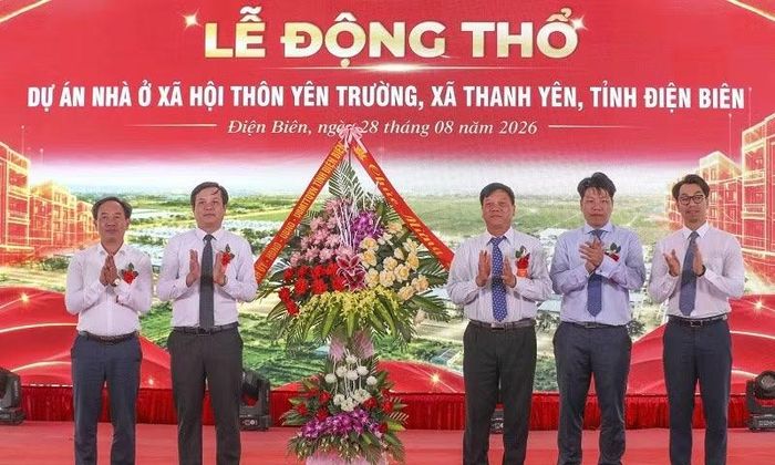 Đồng chí Lò Văn Cương, Phó Chủ tịch Thường trực Ủy ban nhân dân tỉnh Điện Biên và đồng chí Bùi Minh Hải, Phó Chủ tịch Hội đồng nhân dân tỉnh Điện Biên tặng hoa, chúc mừng nhà đầu tư tại Lễ động thổ dự án. (Ảnh: LÊ LAN)