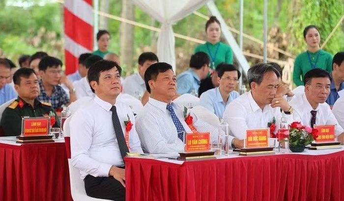 Đại biểu cùng các nhà đầu tư dự Lễ động thổ dự án. (Ảnh: LÊ LAN)