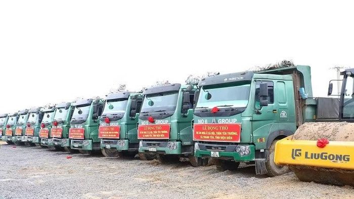 Hàng chục xe, máy đã sẵn sàng thi công ngay sau Lễ động thổ dự án nhà ở xã hội thôn Yên Trường. (Ảnh: LÊ LAN)