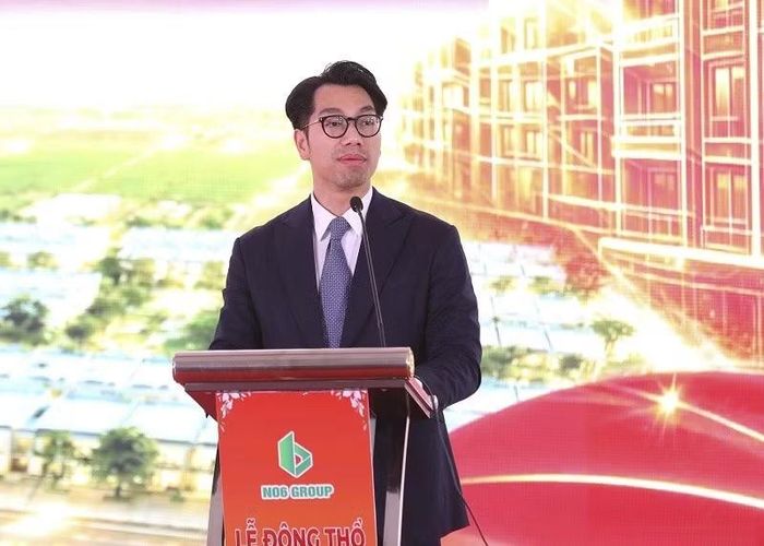 Ông Bùi Anh Tiến, Phó Giám đốc Công ty cổ phần phát triển hạ tầng đô thị số 6 - Điện Biên cam kết thực hiện dự án đúng tiến độ, chất lượng. (Ảnh: LÊ LAN)
