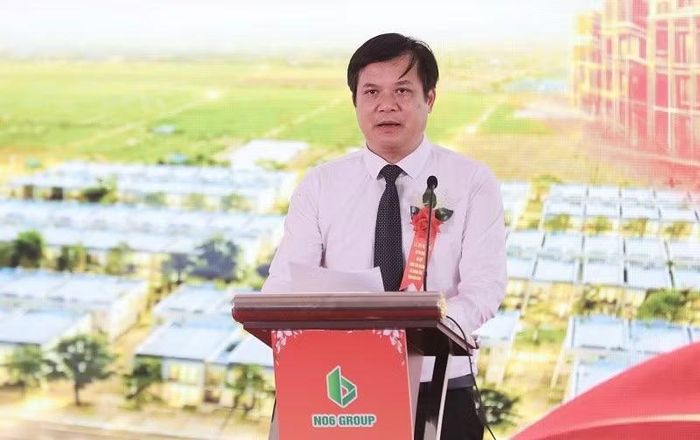 Đồng chí Lò Văn Cương, Phó Chủ tịch Thường trực Ủy ban nhân dân tỉnh Điện Biên phát biểu tại Lễ động thổ dự án nhà ở xã hội thôn Yên Trường. (Ảnh: LÊ LAN)