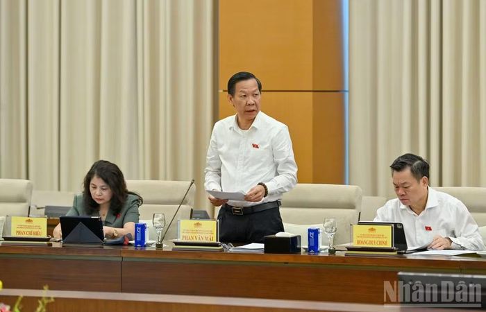 Chủ nhiệm Ủy ban Kinh tế và Tài chính Phan Văn Mãi trình bày báo cáo thẩm tra. (Ảnh: THỦY NGUYÊN)