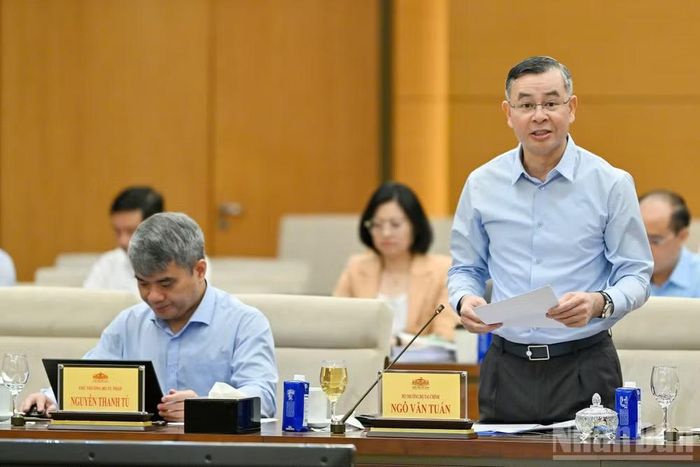 Bộ trưởng Tài chính Ngô Văn Tuấn trình bày tờ trình tóm tắt dự án Luật. (Ảnh: THỦY NGUYÊN)