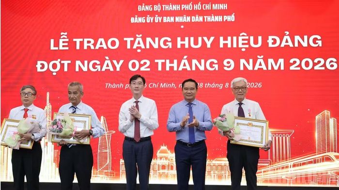 Các đảng viên vinh dự được nhận Huy hiệu 45 năm tuổi Đảng. (Ảnh: VƯƠNG LÊ)