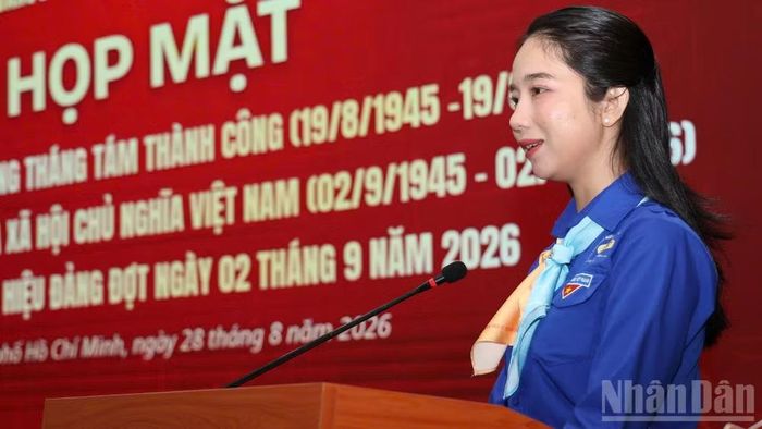 Đảng viên Trần Thị Quỳnh Như phát biểu tại buổi lễ. (Ảnh: VƯƠNG LÊ)