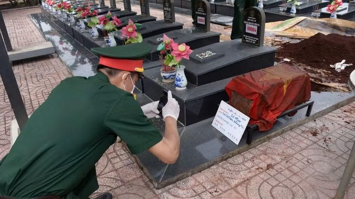 Quá trình khai quật đến lấy mẫu, bảo quản sinh phẩm và hoàn thiện hồ sơ đều được triển khai nghiêm túc, khoa học, bảo đảm yêu cầu chuyên môn. (Ảnh: Việt Hùng)