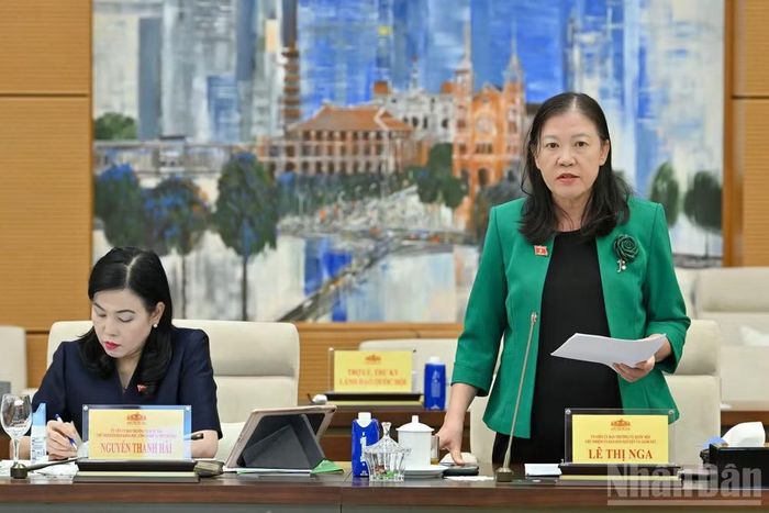 Chủ nhiệm Ủy ban Dân nguyện và Giám sát Lê Thị Nga trình bày báo cáo công tác dân nguyện của Quốc hội tháng 7/2026. (Ảnh: THỦY NGUYÊN)