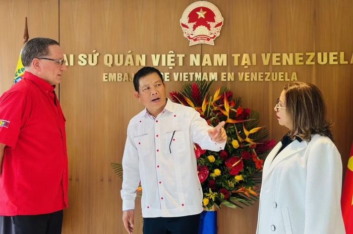 Đại sứ Vũ Trung Mỹ trao đổi với Phó Chủ tịch Đảng Xã hội chủ nghĩa Thống nhất Venezuela Jesús Faría (bên trái) và Ủy viên Bộ Chính trị phụ trách đối ngoại Đảng Xã hội chủ nghĩa Thống nhất Venezuela Tania Diaz. (Ảnh: Đại sứ quán Việt Nam tại Venezuela cung cấp)