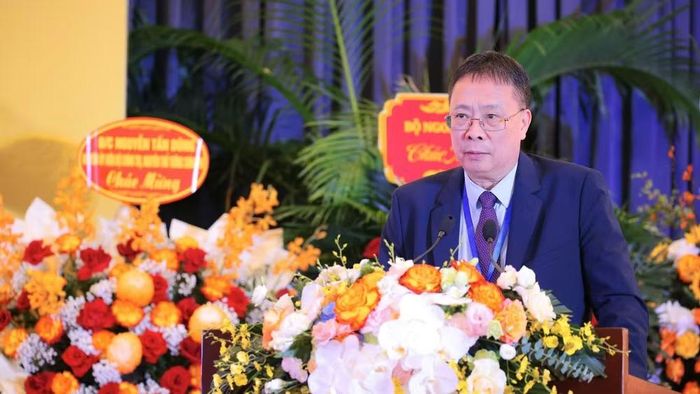 Giáo sư, Viện sĩ Châu Văn Minh, Chủ tịch Liên hiệp Hội Việt Nam khóa IX phát biểu nhận nhiệm vụ tại Đại hội. (Ảnh: BÍCH LIÊN)