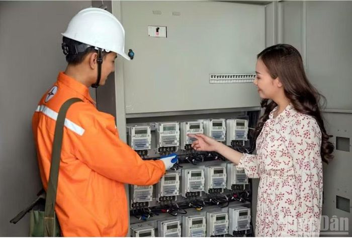 Công nhân điện lực vận hành lưới điện thông minh, số hóa công-tơ điện và quản lý vận hành từ xa phục vụ người dân, doanh nghiệp. (Ảnh: TRẦN HẢI)