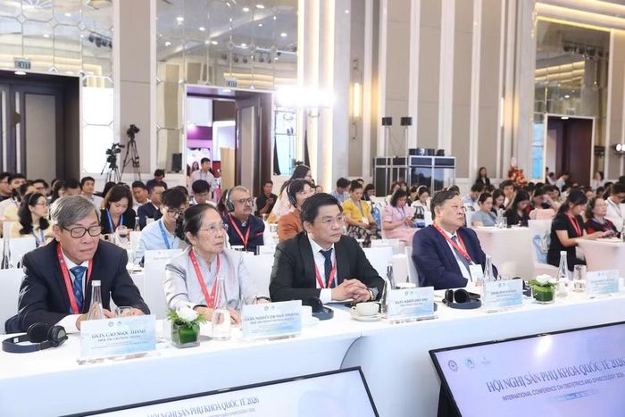 Chủ tọa phiên tọa đàm toàn thể.