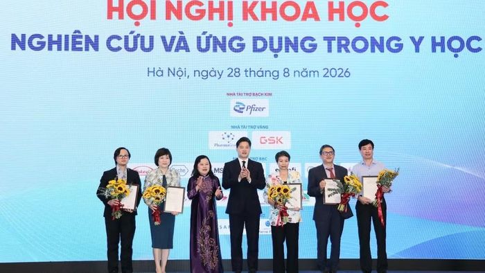 Lãnh đạo Bộ Y tế, Tổng hội Y học Việt Nam tặng hoa các báo cáo viên. (Ảnh: TRẦN MINH)