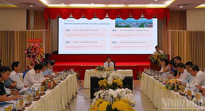 Phó Chủ tịch Ủy ban nhân dân tỉnh Phạm Tấn Hòa cùng đại biểu nghe báo cáo tham luận.