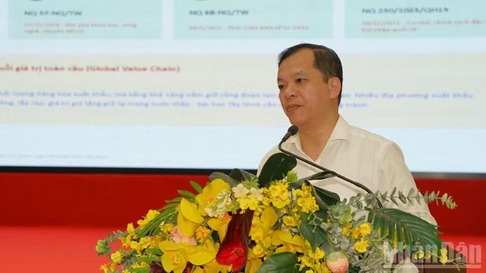 Đại biểu tham luận tại hội thảo.