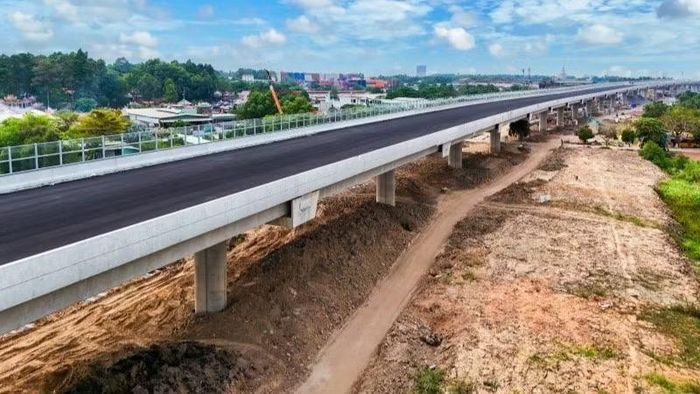 Thi công cầu cạn gói thầu Xây lắp 4, dự án Vành đai 3 Thành phố Hồ Chí Minh. (Ảnh: VÕ LÊ)