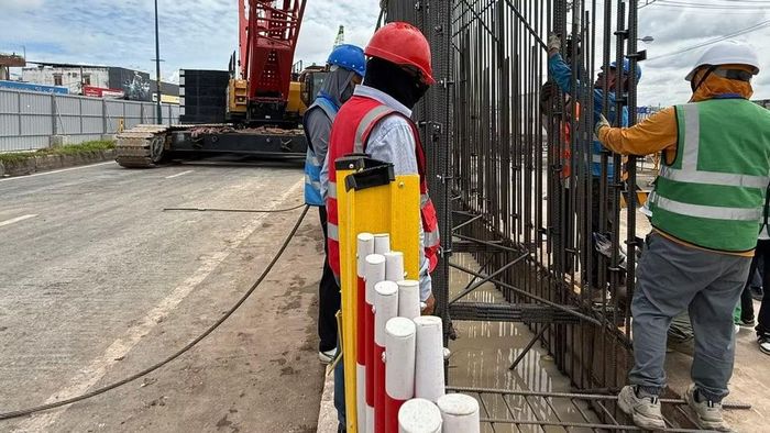 Thi công tường vây, nhà ga ngầm Phạm Văn Bạch bằng công nghệ TBM, tuyến Metro số 2 Bến Thành-Tham Lương. (Ảnh: QUÝ HIỀN)