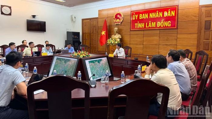 Lãnh đạo tỉnh lắng nghe các đơn vị báo cáo. (Ảnh: THANH HẢI)