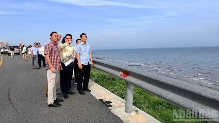 Lãnh đạo tỉnh Lâm Đồng khảo sát đường ven biển cùng doanh nghiệp. (Ảnh: THANH HẢI)