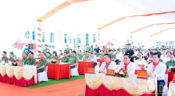 Các đại biểu tham dự buổi lễ. (Ảnh: P.B)
