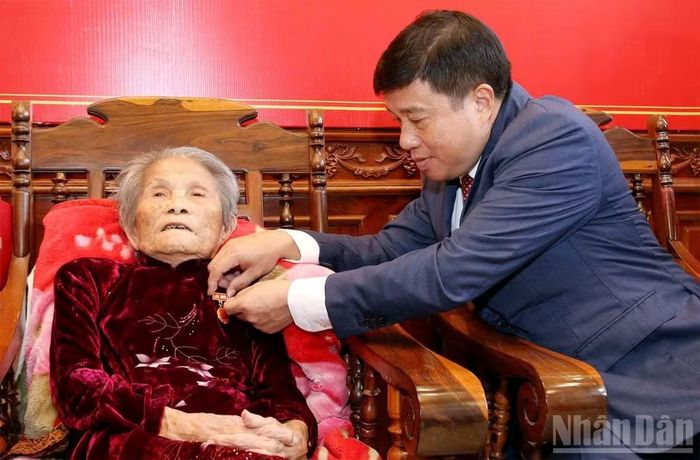 Bí thư Tỉnh ủy Lâm Đồng Y Thanh Hà Niê Kđăm trao Huy hiệu 80 năm tuổi Đảng cho đảng viên Lê Thị Dục. (Ảnh: N.L)