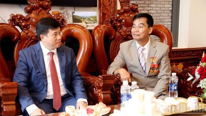 Đại diện gia đình trân trọng cảm ơn sự quan tâm của Đảng, Nhà nước và địa phương đối với đảng viên Lê Thị Dục trong suốt quá trình công tác và trong cuộc sống. (Ảnh: N.L)
