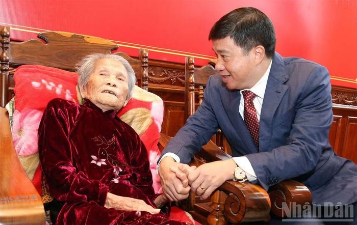 Bí thư Tỉnh ủy Lâm Đồng Y Thanh Hà Niê Kđăm trò chuyện, thăm hỏi tình hình sức khỏe của đảng viên Lê Thị Dục. (Ảnh: N.L)