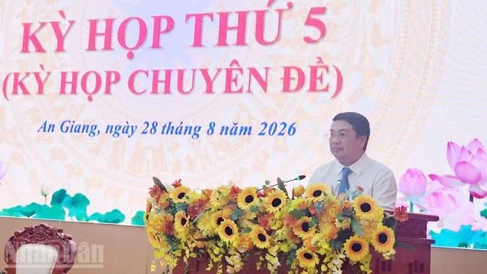 Phó Chủ tịch Ủy ban nhân dân tỉnh An Giang Lê Trung Hồ trình bày các tờ trình. (Ảnh: QUỐC TRINH)